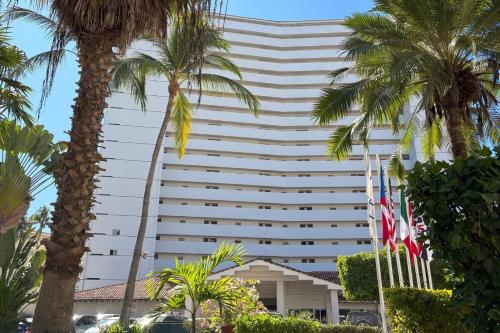 Prime beachfront flat & balcony!