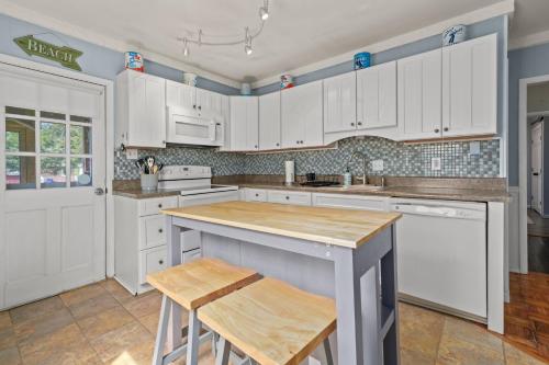 The Great Escape - renovated in-town charm! in Cape Charles