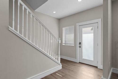 3325 Bright Urban Comfort - image 3