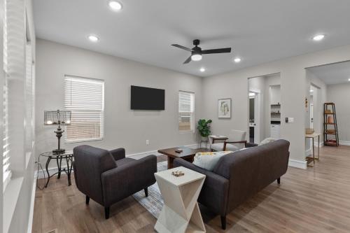 3325 Bright Urban Comfort - image 8