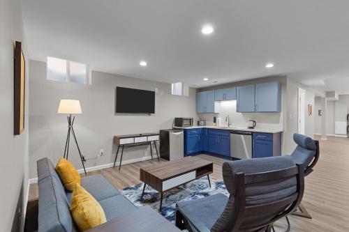 3325 Bright Urban Comfort - image 3