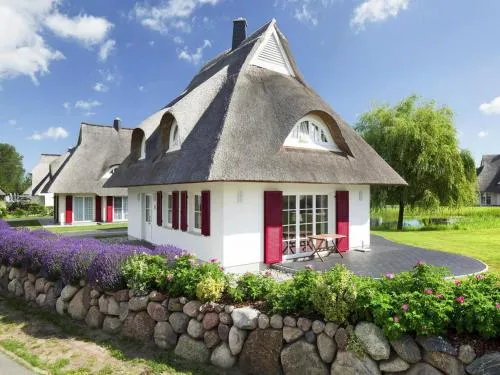 Reetdachhaus am Bodden mit Sauna in Fuhlendorf, Deutschland