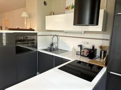 Facilities, Appart Lumineux 2ch proche Pres d'Arenes avec wifi tv et patio in Tournezy