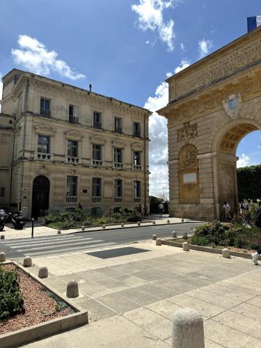 Nearby attraction, Appart Lumineux 2ch proche Pres d'Arenes avec wifi tv et patio in Tournezy