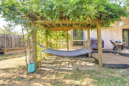 Pet-Friendly Home with Grill 2 Mi to Autzen Stadium! - image 12