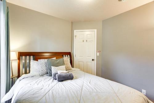 Pet-Friendly Home with Grill 2 Mi to Autzen Stadium! - image 11
