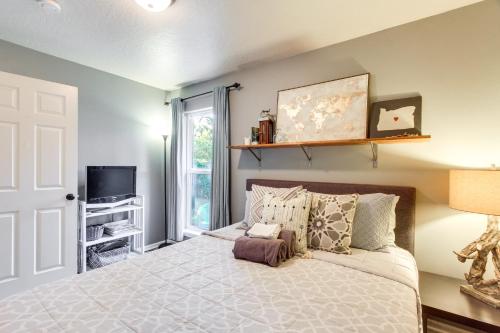 Pet-Friendly Home with Grill 2 Mi to Autzen Stadium! - main image