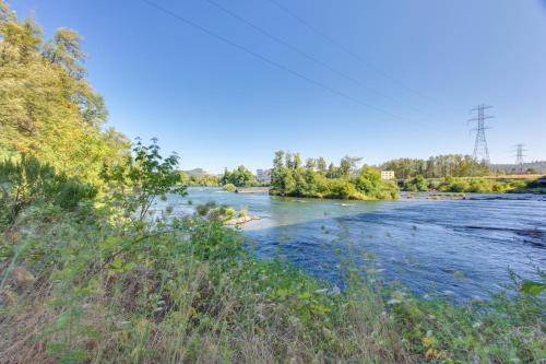 Pet-Friendly Home with Grill 2 Mi to Autzen Stadium! - image 10