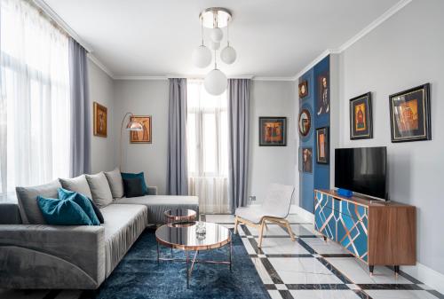 Landmark Luxe 2BR Apt with Parking, Sofia