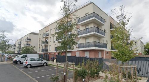 Luxe Neuf - 8mn pied RER C-Paris-Eiffel Tower, Parking Rue Gratuit, Balcon Prive, Matelas Bultex 160 in Arpajon