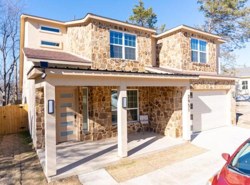 Exterior view, Luxurious 3BR Heartfelt Space in Dallas in South Dallas