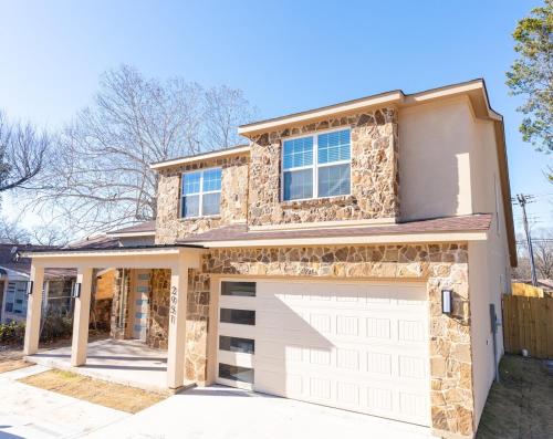 Exterior view, Luxurious 3BR Heartfelt Space in Dallas in South Dallas