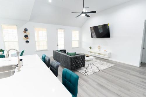 Shared lounge/TV area, Luxurious 3BR Heartfelt Space in Dallas in South Dallas