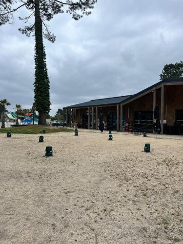 MH 170 AVENTURA 3 chambres dont une suite parentale et 2 salles de bain dans camping 4étoiles MH 170 AVENTURA 3 chambres dont une suite parentale et 2 salles de bain dans camping 4étoiles