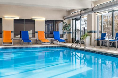 泳池, 智選假日酒店-錫拉丘茲機場-洲際酒店集團旗下 (Holiday Inn Express Syracuse Airport By IHG) in 錫拉庫茲 (NY)