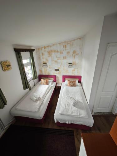 Twin Room with Private Bathroom image 10
