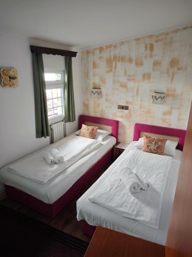 Twin Room with Private Bathroom image 8