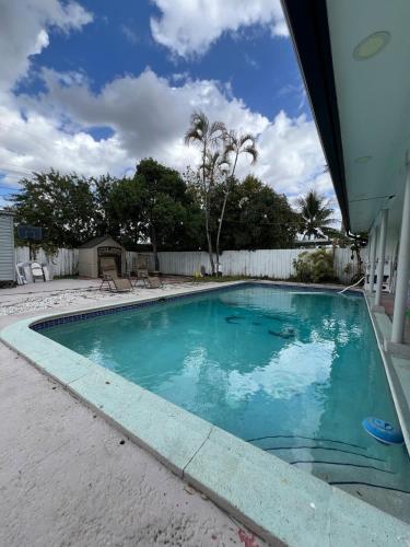 BALENCIAGA Star Suite 5 mins from Hard Rock Stadium & The Guitar in Pembroke Pines