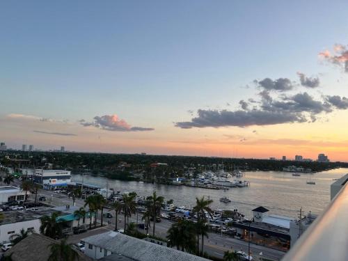 BALENCIAGA Star Suite 5 mins from Hard Rock Stadium & The Guitar in Pembroke Pines