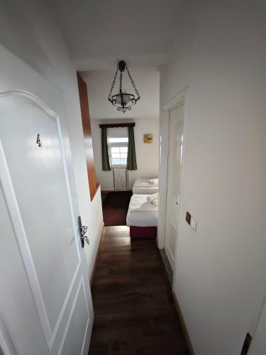 Twin Room with Private Bathroom image 9