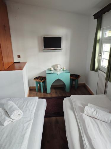 Twin Room with Private Bathroom image 7