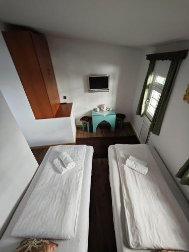 Twin Room with Private Bathroom image 6