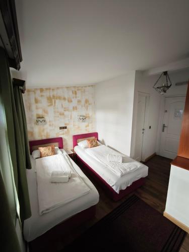 Twin Room with Private Bathroom image 5