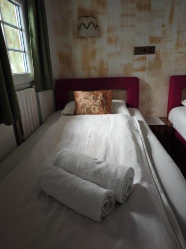 Twin Room with Private Bathroom image 4