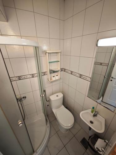Twin Room with Private Bathroom image 3