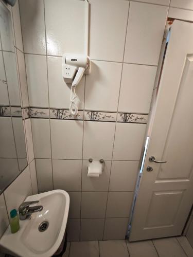 Twin Room with Private Bathroom image 1