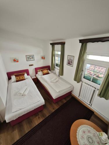 Twin Room with Private Bathroom image 7