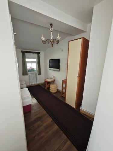 Twin Room with Private Bathroom image 6