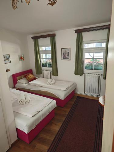 Twin Room with Private Bathroom image 5