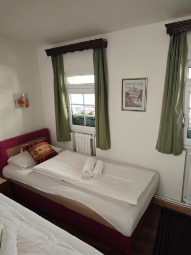 Twin Room with Private Bathroom image 3