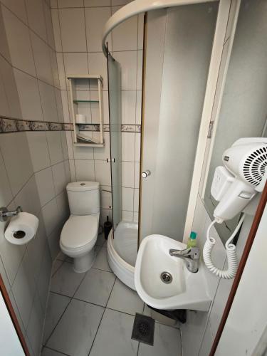 Twin Room with Private Bathroom image 2