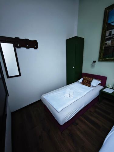 Twin Room with Bathroom image 9