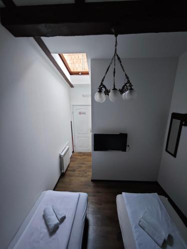 Twin Room with Bathroom image 6