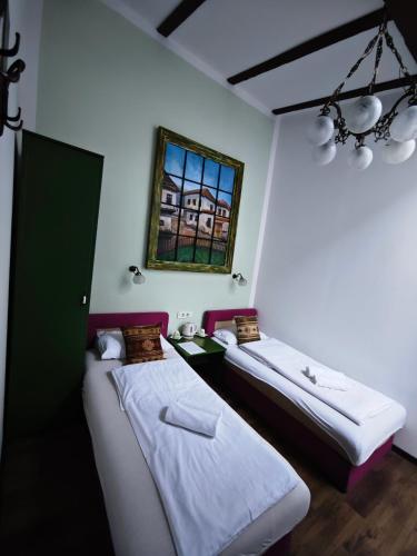Twin Room with Bathroom image 5