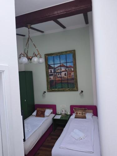 Twin Room with Bathroom image 4