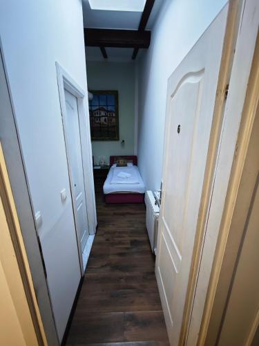 Twin Room with Bathroom image 3