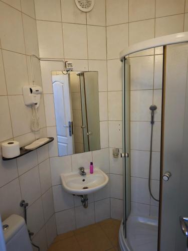 Twin Room with Bathroom image 1