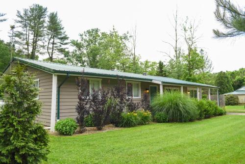 Cottage with Yard and Grill about 21 Mi to Hocking Hills! in Nelsonville, USA