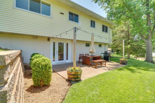 Charming Ballwin Home Less Than 1 Mi to Vlasis Park! in Ballwin, USA