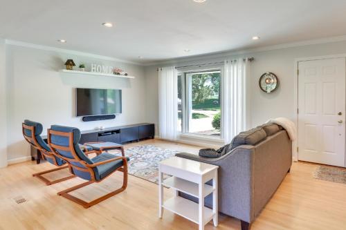 Charming Ballwin Home Less Than 1 Mi to Vlasis Park! in Ballwin, USA