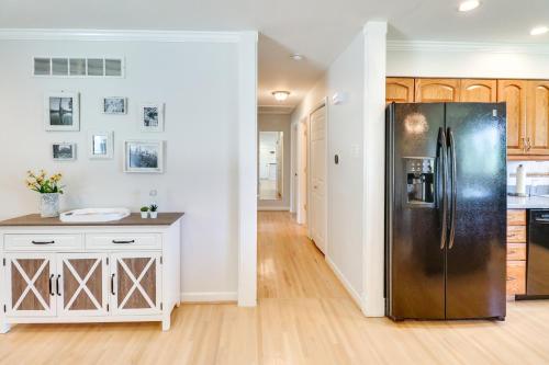 Charming Ballwin Home Less Than 1 Mi to Vlasis Park! in Ballwin, USA
