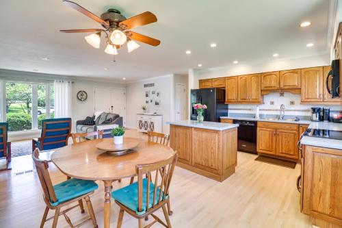 Charming Ballwin Home Less Than 1 Mi to Vlasis Park! in Ballwin, USA