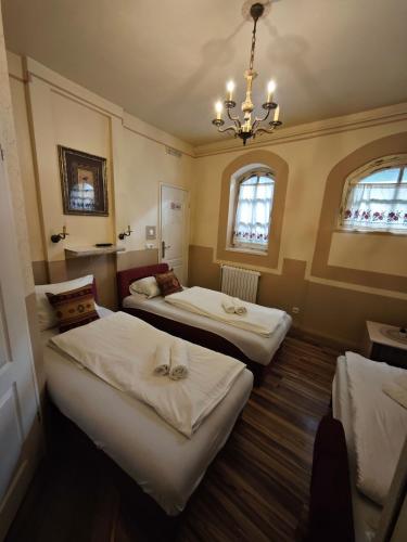 Twin Room with Private Bathroom image 9