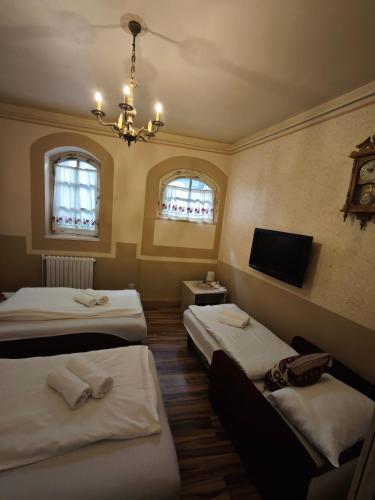 Twin Room with Private Bathroom image 8