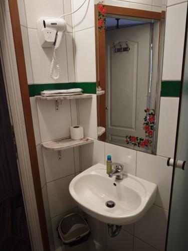 Twin Room with Private Bathroom image 3