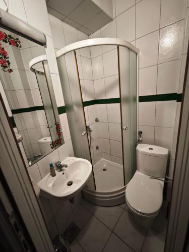 Twin Room with Private Bathroom image 1